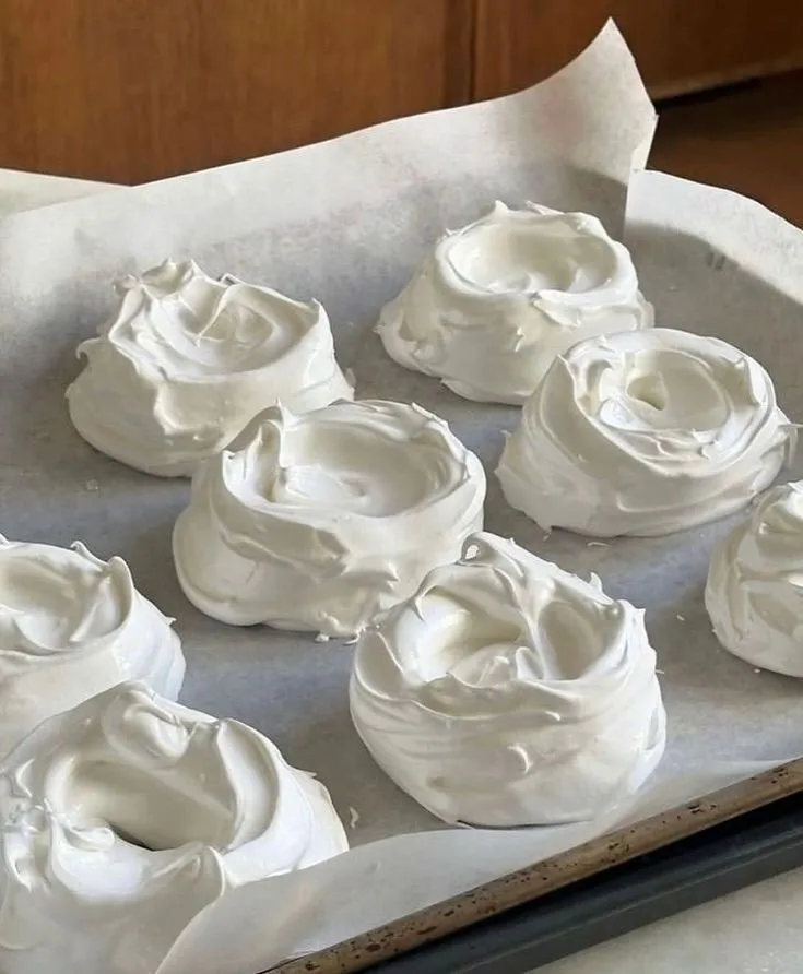 Meringa con Panna Fresca e Mirtilli